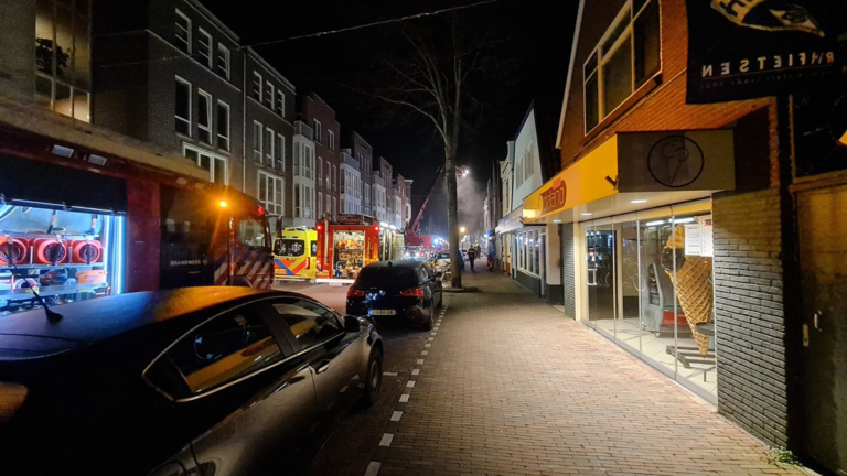 Nachtelijke brand in Alkmaar drijft omwonenden de straat op