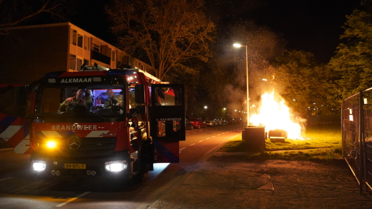 Stapel pallets in brand gestoken aan Aert de Gelderlaan in Alkmaar