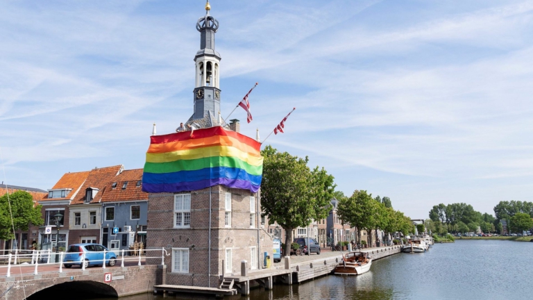 Regenboogkleuren op Accijnstoren markeren start Alkmaar Pride