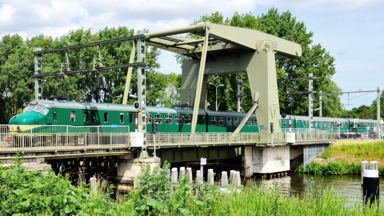 Enkelspoor Express doorkruist regio met historische Hondekop