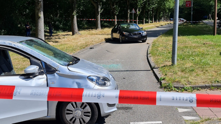 Automobilist niet aanspreekbaar na botsing op Laan van Darmstadt in Alkmaar