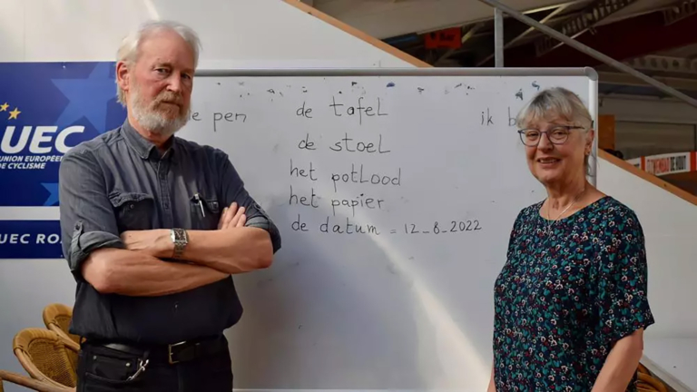 Judith en Wim helpen met Nederlands in Alkmaarse asielnoodopvang: “Soms is het een ratjetoe”