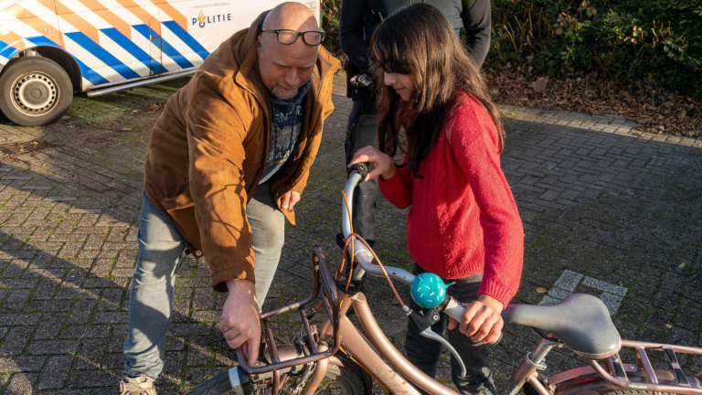 Jana uit Daalmeer heeft weer een fiets dankzij wijkagent en gulle gever