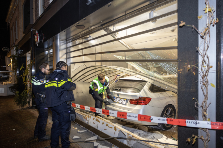 “40.000 euro aan dure kleding gejat”, Alkmaarders geschrokken door ramkraak met gestolen auto