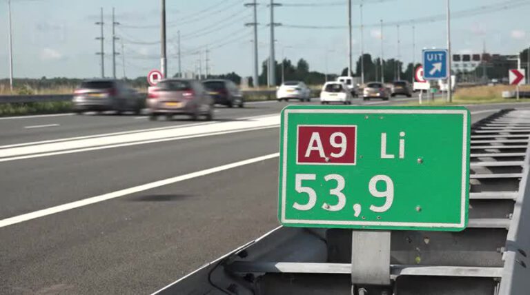 Man rijdt met 45km-wagentje over A9: “Hij was de weg kwijt”