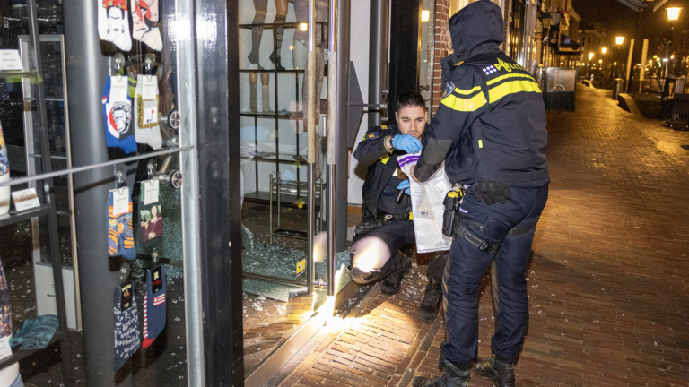 Raam vernield en ondergoed buitgemaakt bij snelkraak Bodystyle winkel in Alkmaar