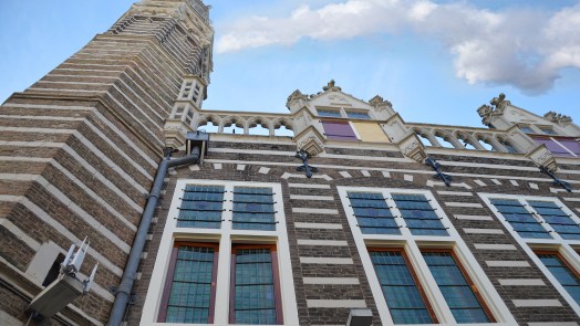 ‘Witte Rook’ uit schoorsteen Alkmaars Stadhuis; college is rond