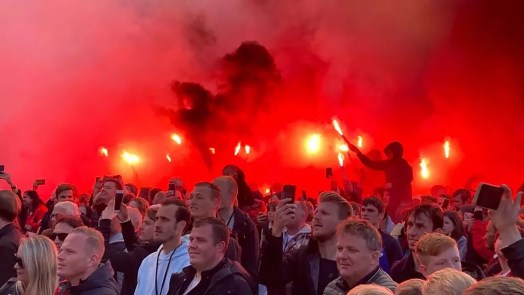 Politie op scherp en gescheiden supporterspleinen in Alkmaar voor AZ tegen West Ham United
