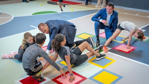 Kleurige vlakken en lijnen kriskras over de vloer; ASM-gymzaal geopend bij De Kring in Alkmaar
