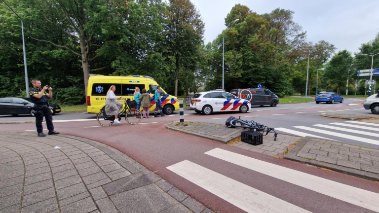 Fietsster aangereden op rotonde Bergerhout in Alkmaar