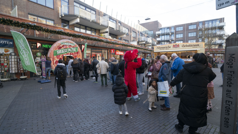 Lange rijen bij winkelcentrum De Mare: New York Pizza deelt gratis pizza’s uit