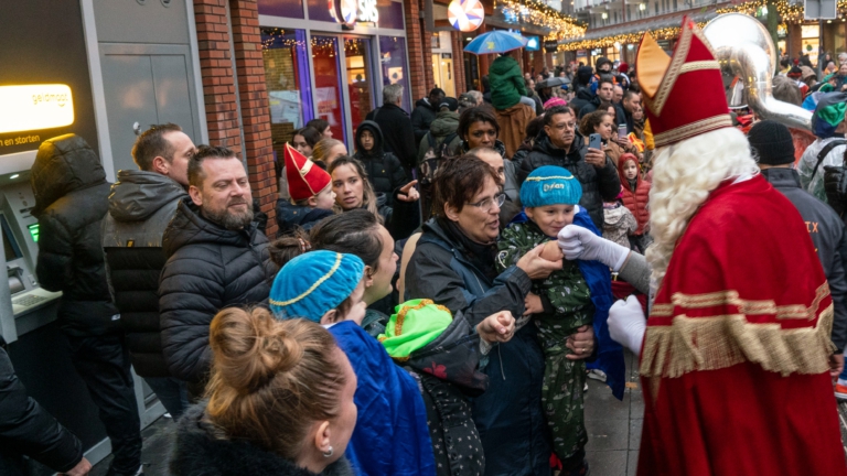 Sinterklaas bezoekt winkelcentrum De Mare (Fotoreportage)