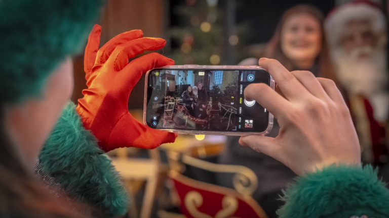 Uitgebreid kerstsfeer opsnuiven in Alkmaars Kersthuis: “Maar met een klein padvindertje gaat het goed”