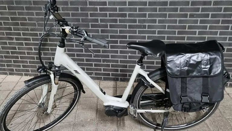 Getuige voorkomt diefstal e-bike op NS-station Alkmaar, eigenaar gezocht