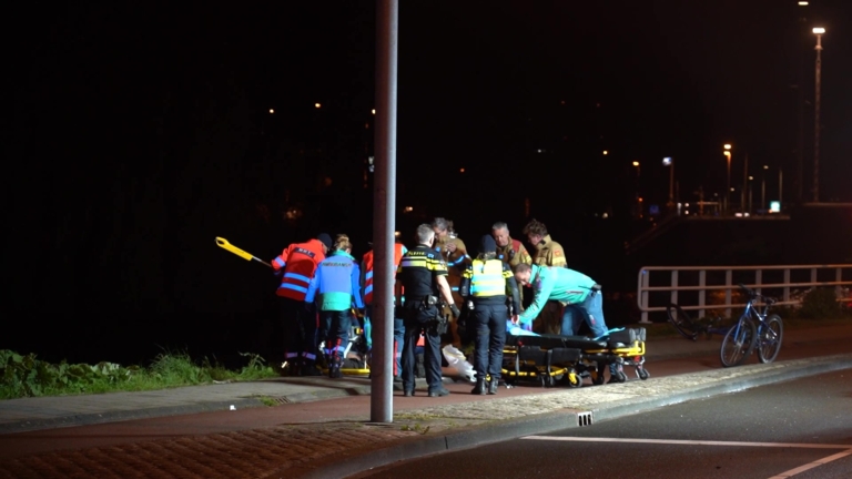 Ernstig waterongeval in Alkmaar: twee gewonden naar ziekenhuis