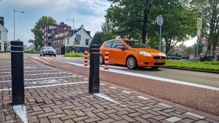 Verkeersbulten Alkmaarse Vondelstraat niet meer te ontwijken: “Kost ons wel twee parkeerplaatsen”