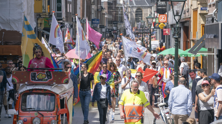 Kleurrijke regenboogstoet trekt door Alkmaarse binnenstad: “Ik had geen idee dat Pride alweer is”