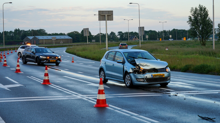 Auto zwaar beschadigd bij ongeluk Noordervaart