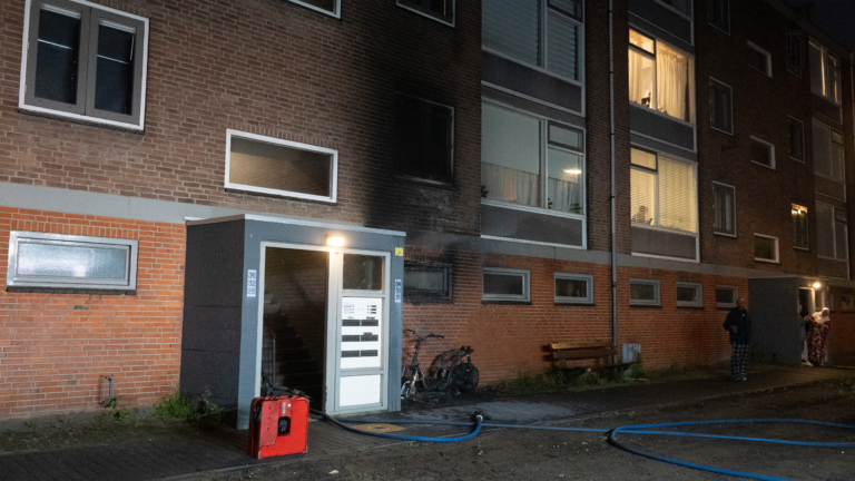 Brandende scooter veroorzaakt flinke schade aan flatgebouw in Alkmaar