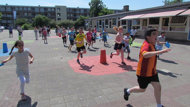 Kinderredactie de Fontein houdt sponsorloop voor Wijkkrant Alkmaar-Zuid