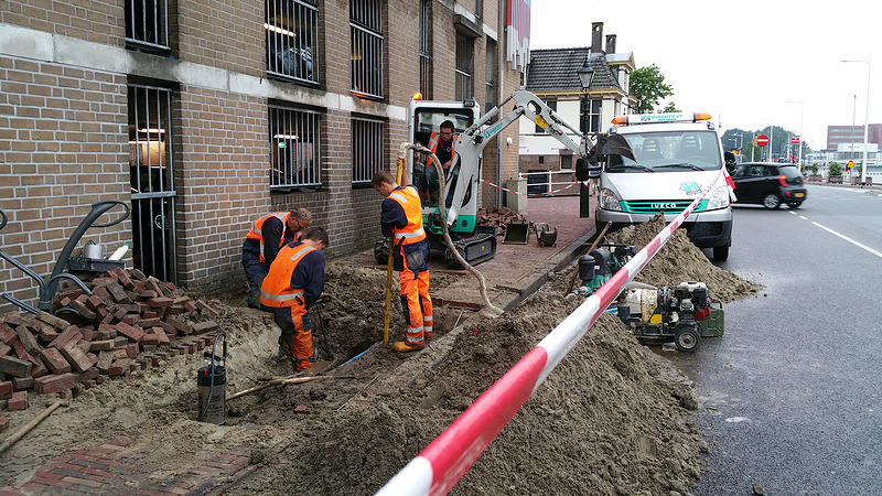 Lekkage waterleiding zorgt voor wateroverlast Kanaalkade in Alkmaar