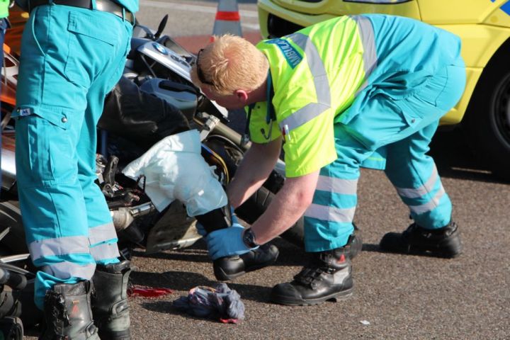 Motorrijder en passagier gewond door stuurfout (FOTO's)