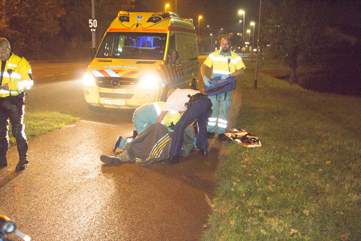 Oudere met elektrische fiets ernstig gewond na botsing met ander (FOTO)