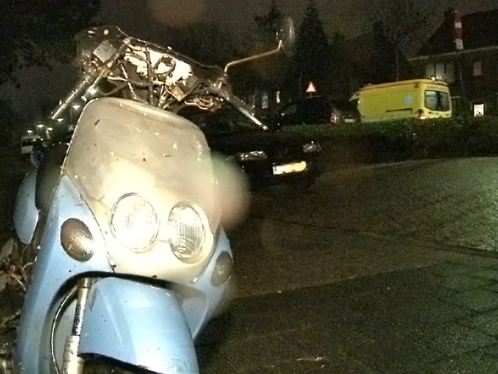 Scooterrrijder raakt gewond na botsing met auto
