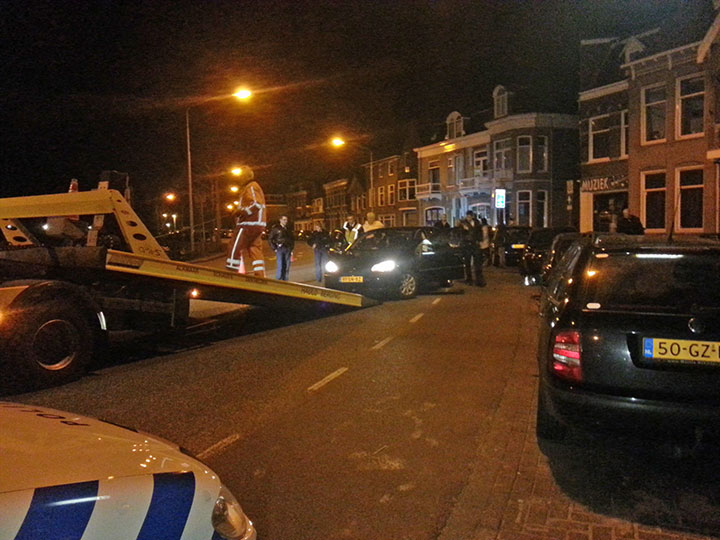 Automobilist ramt vier geparkeerde auto's: ravage op Geestersingel (FOTO's)