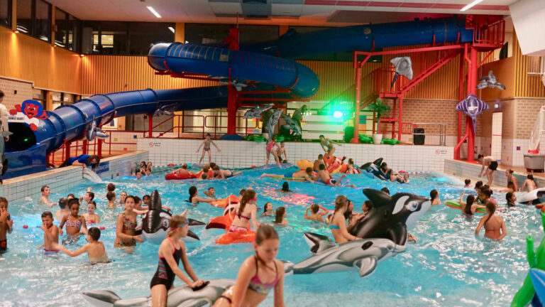 Hoornse Vaart swimming pool starts new disco season with Glow in the Dark theme
