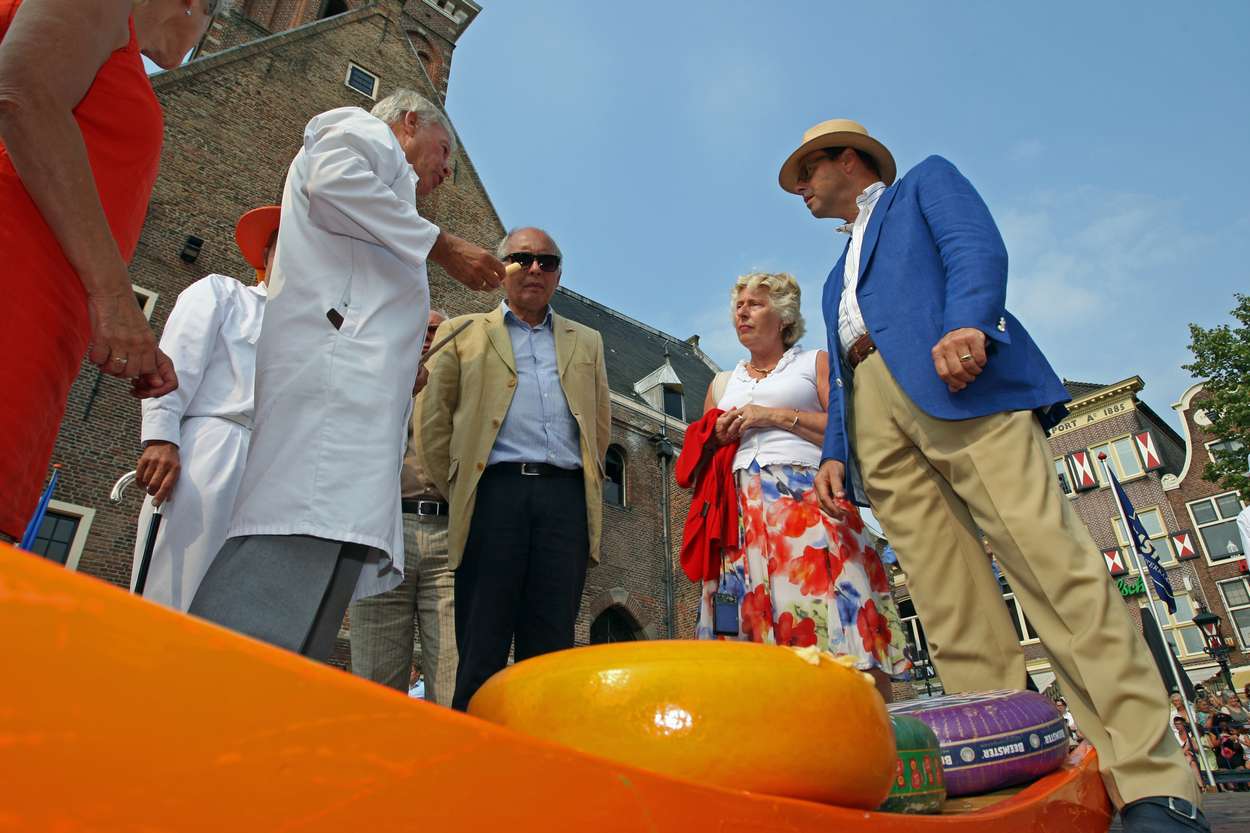Directeur Middelbeek Cars luidt bel kaasmarkt (FOTO's)