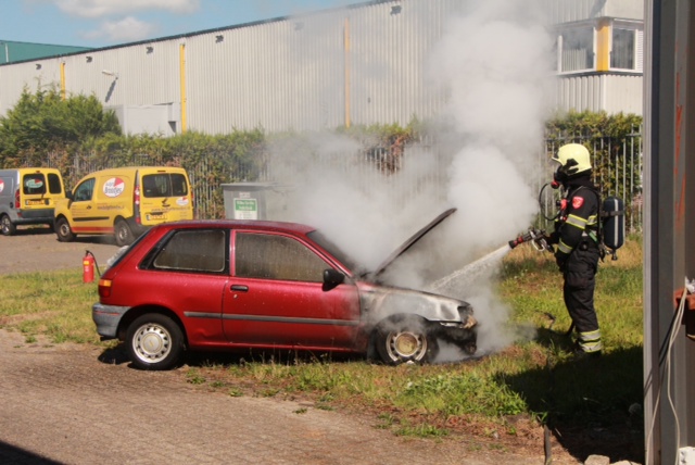 Auto vliegt in brand na bezoek wasstraat (FOTO)