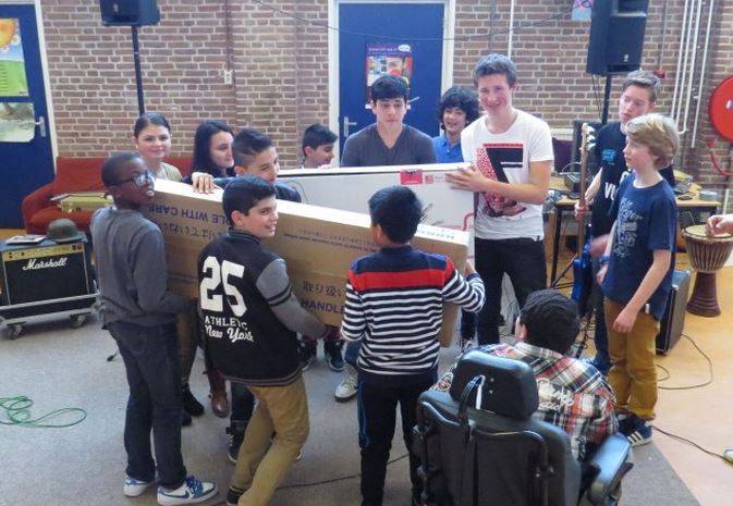Asielzoekerscentrum Alkmaar krijgt muziekinstrumenten van Haagse jongensband (FOTO)
