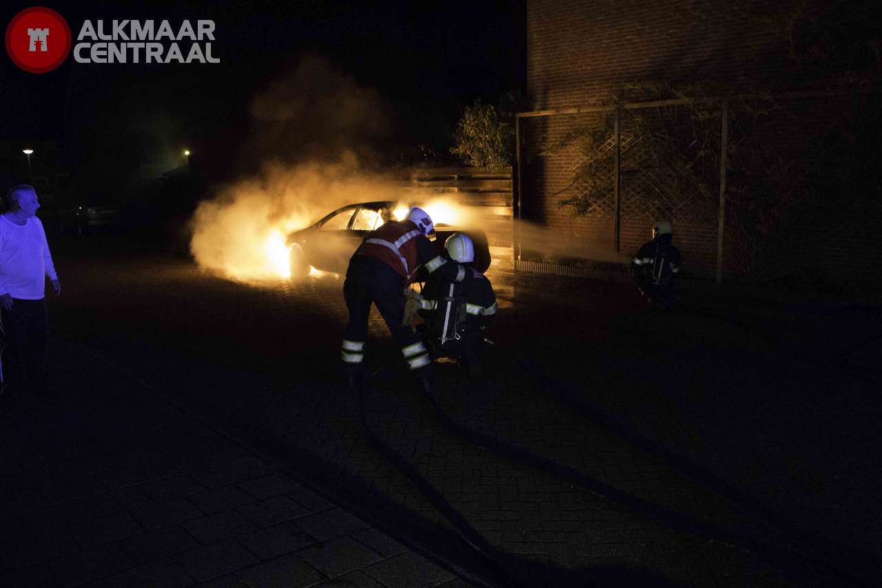Auto brandt volledig uit in Suze Groenewegstraat (FOTO's)