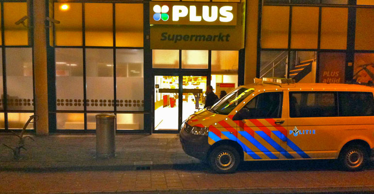 De Politie is ter plaatse na de overval op de PLUS Supermarkt aan de Kwakelkade