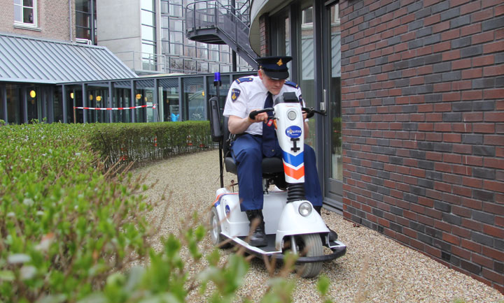 politie scootmobiel op snelheid